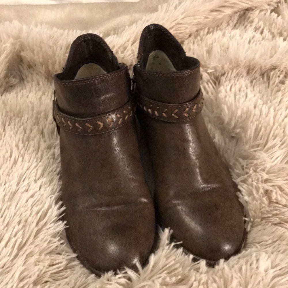 Super cute Roxy ankle booties
